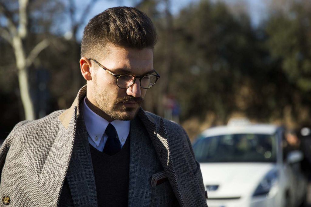 pentear cabelo curto masculino fios lisos com topete