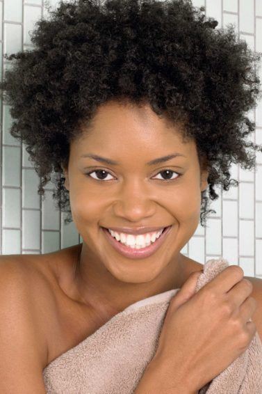 pré shampoo: modelo com cabelo crespo