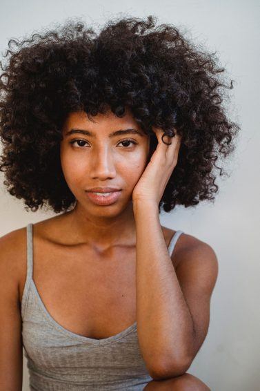 mulher com cabelo crespo curto e volumoso