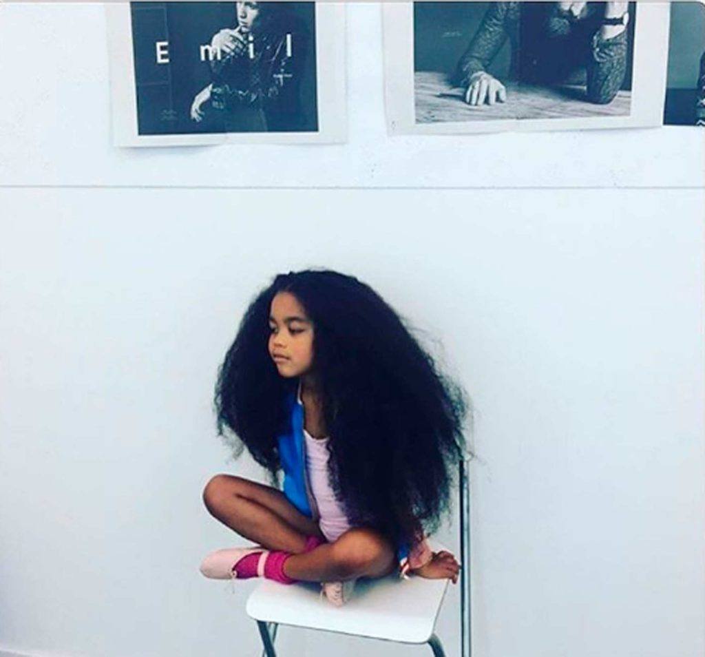modelo de Rapunzel do cabelo crespo