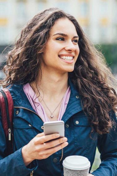 modelo com cabelo cacheado preto: repor as proteínas do cabelo