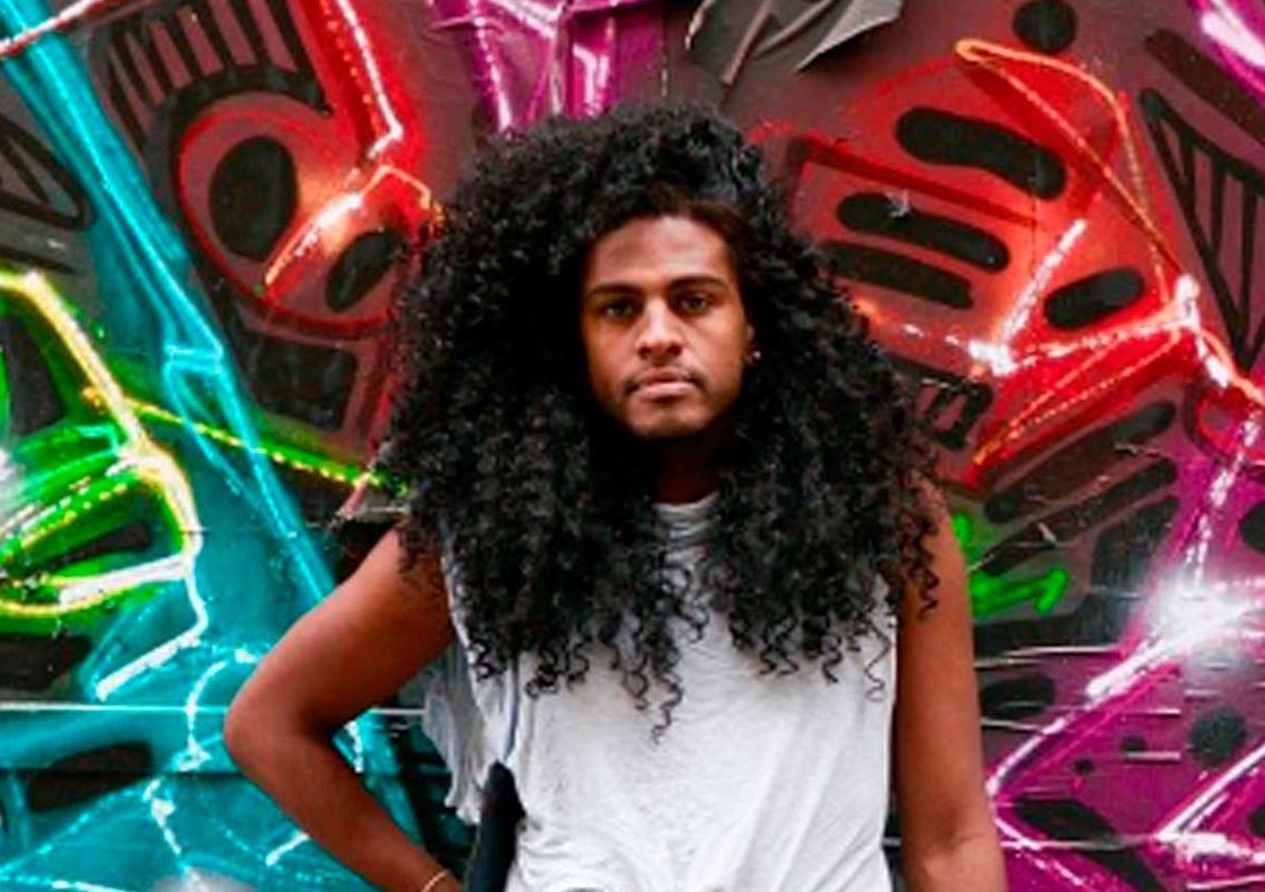 Rico Dalasam com cabelo cacheado preto