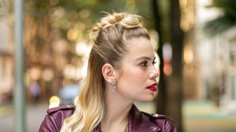 Cabelo liso semi preso com moicano