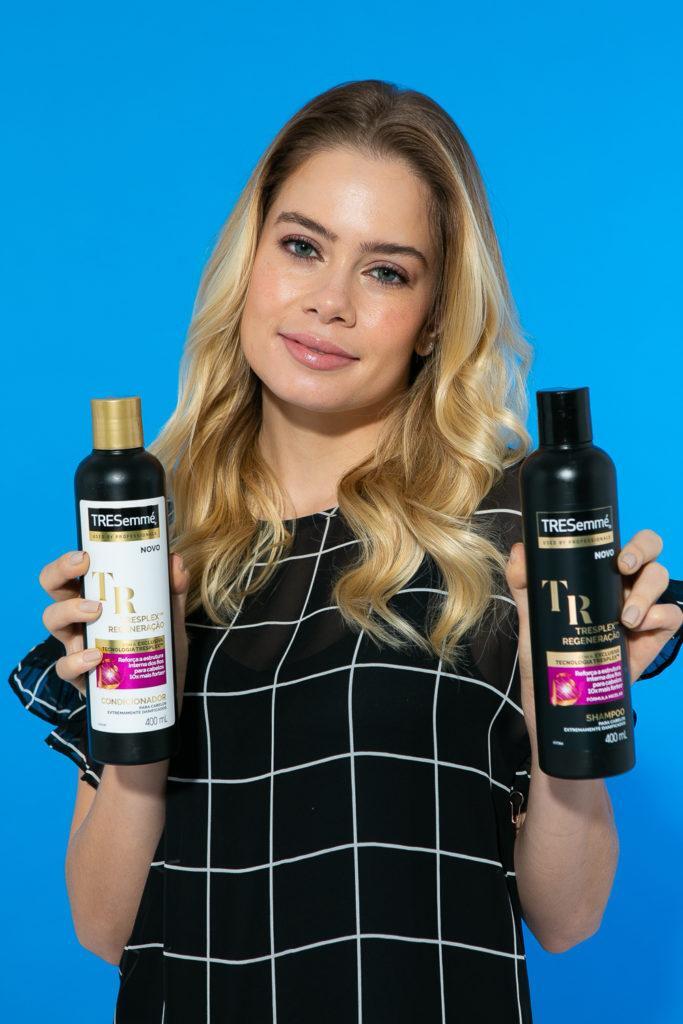 Demonstração de produtos tresemmé para preparação do penteado