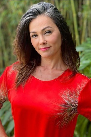 atriz suzana alves com blusa vermelha e mão na cintura
