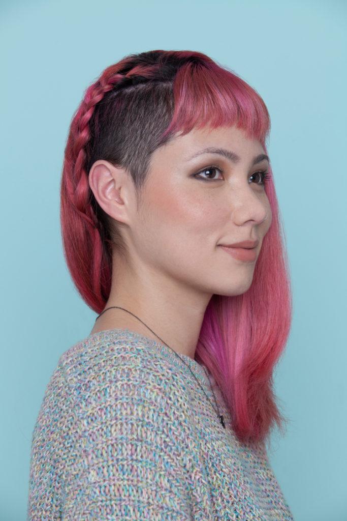 modelo usa trança no cabelo sidecut