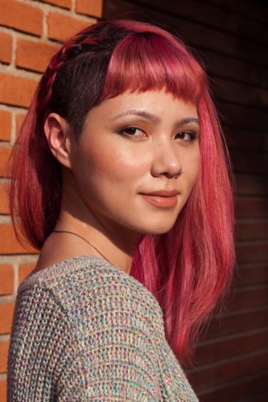 modelo usa trança no cabelo sidecut