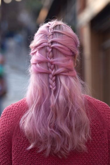 Mulher com cabelos cor-de-rosa com trança escama de peixe