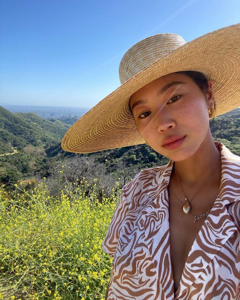 mulher com chapeu de palha