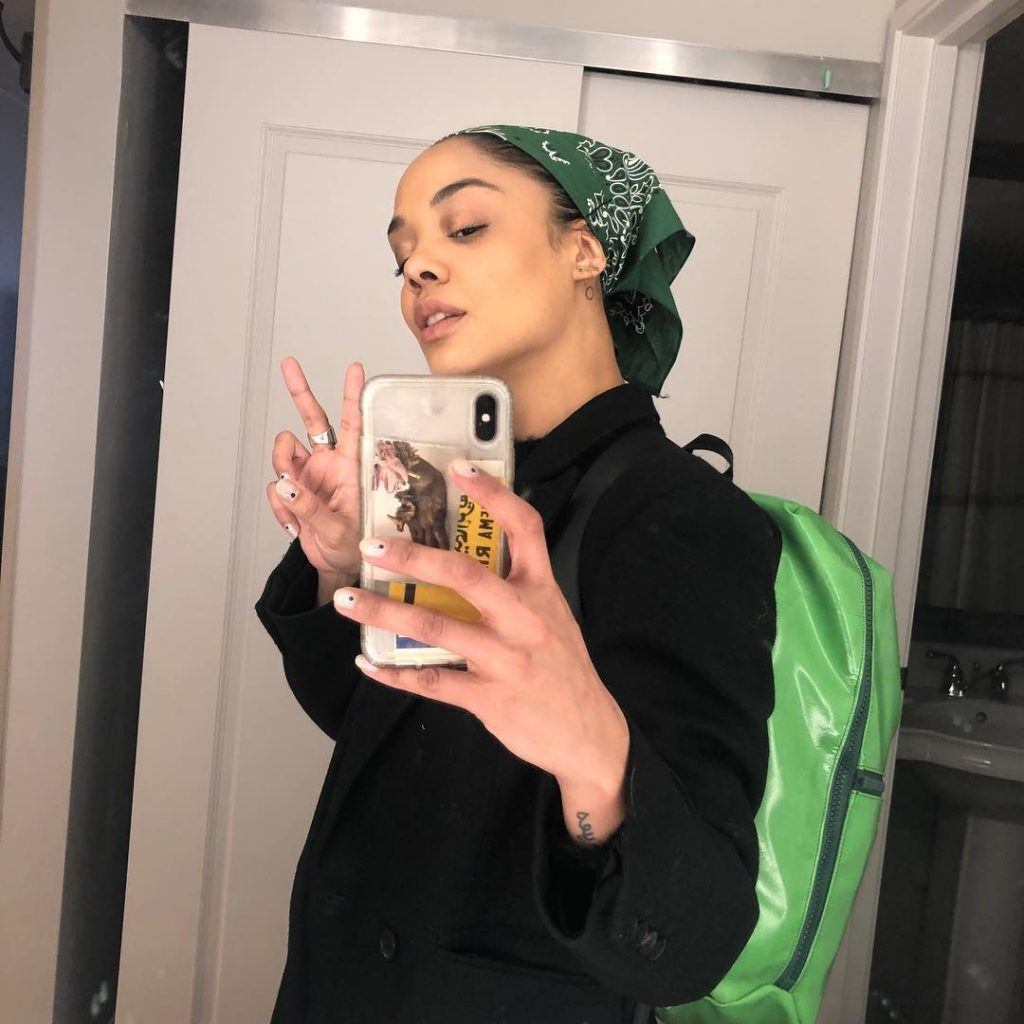 mulher com bandana na cabeça