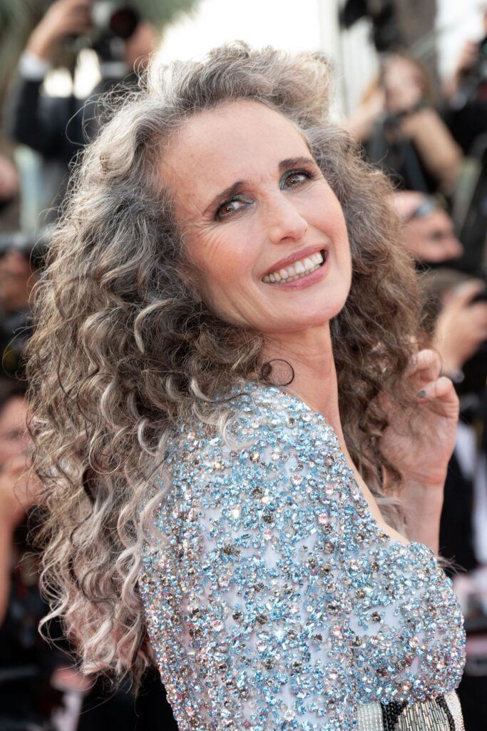 atriz andie macdowell com cabelo cinza grisalho cacheado