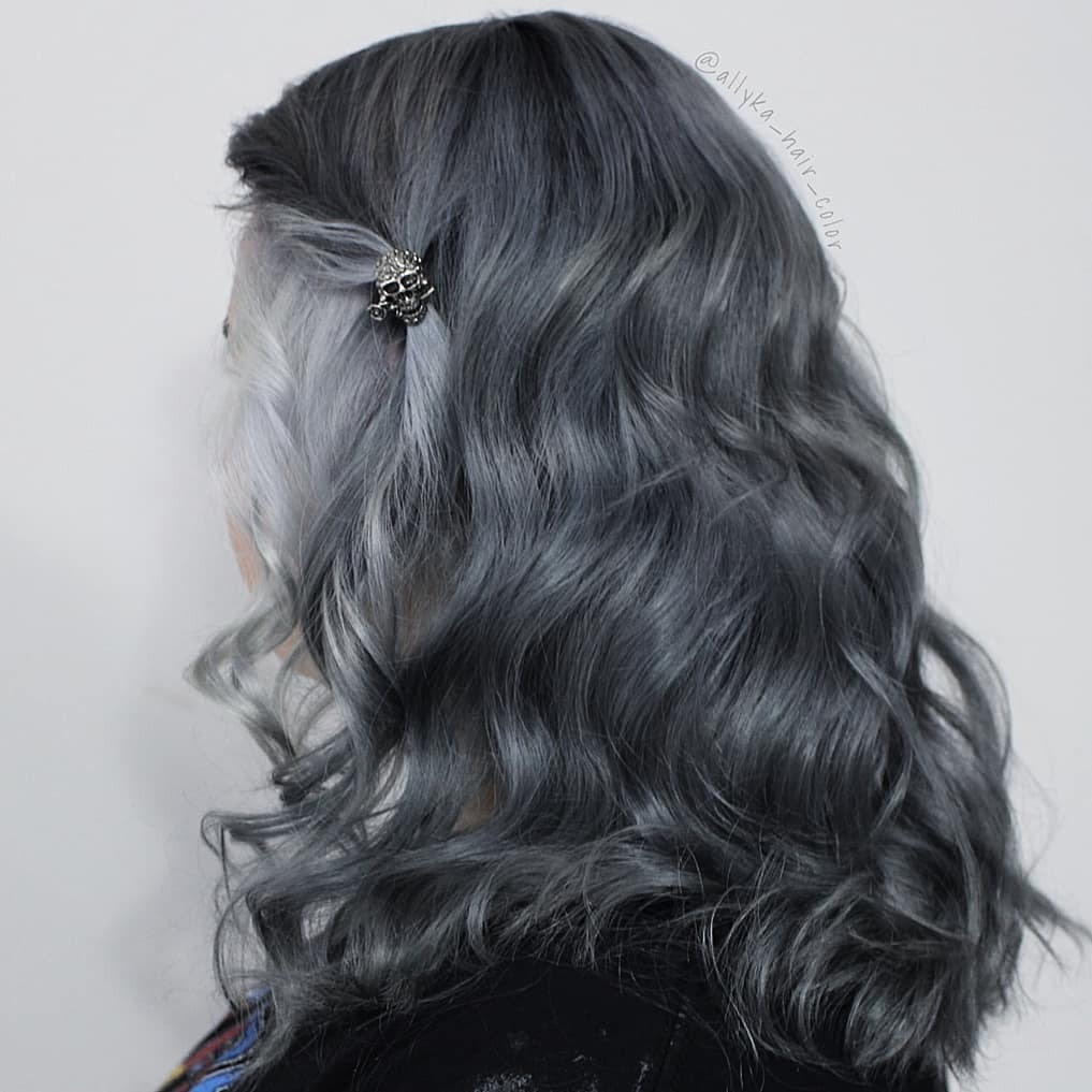 mulher com cabelo cinza escuro ondulado