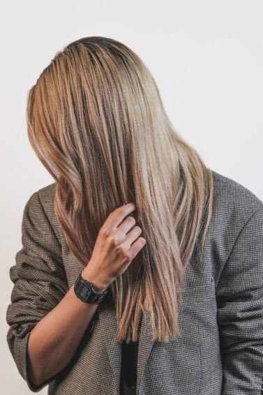 mulher com cabelo liso loiro de lado