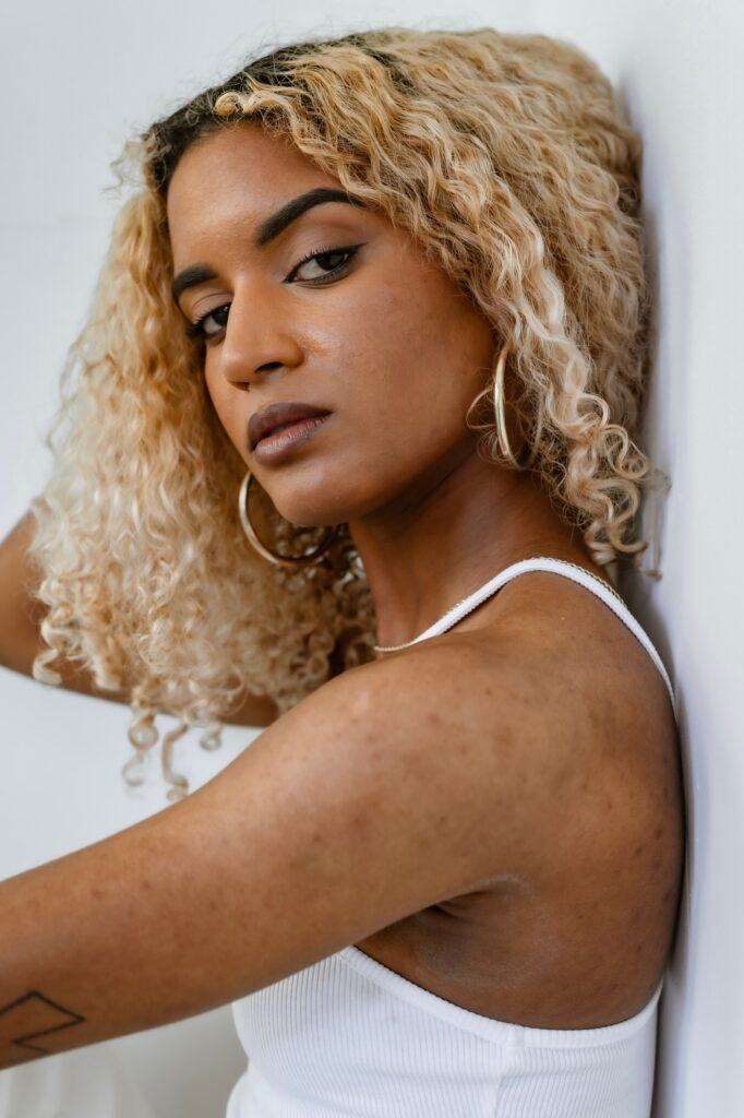cabelo crespo cacheado descolorido