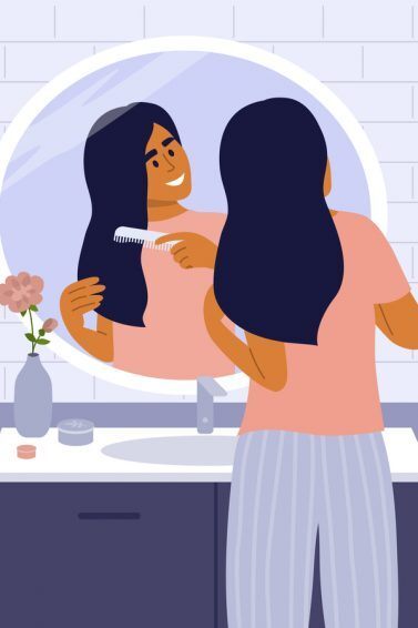 ilustração de mulher penteado o cabelo no banheiro
