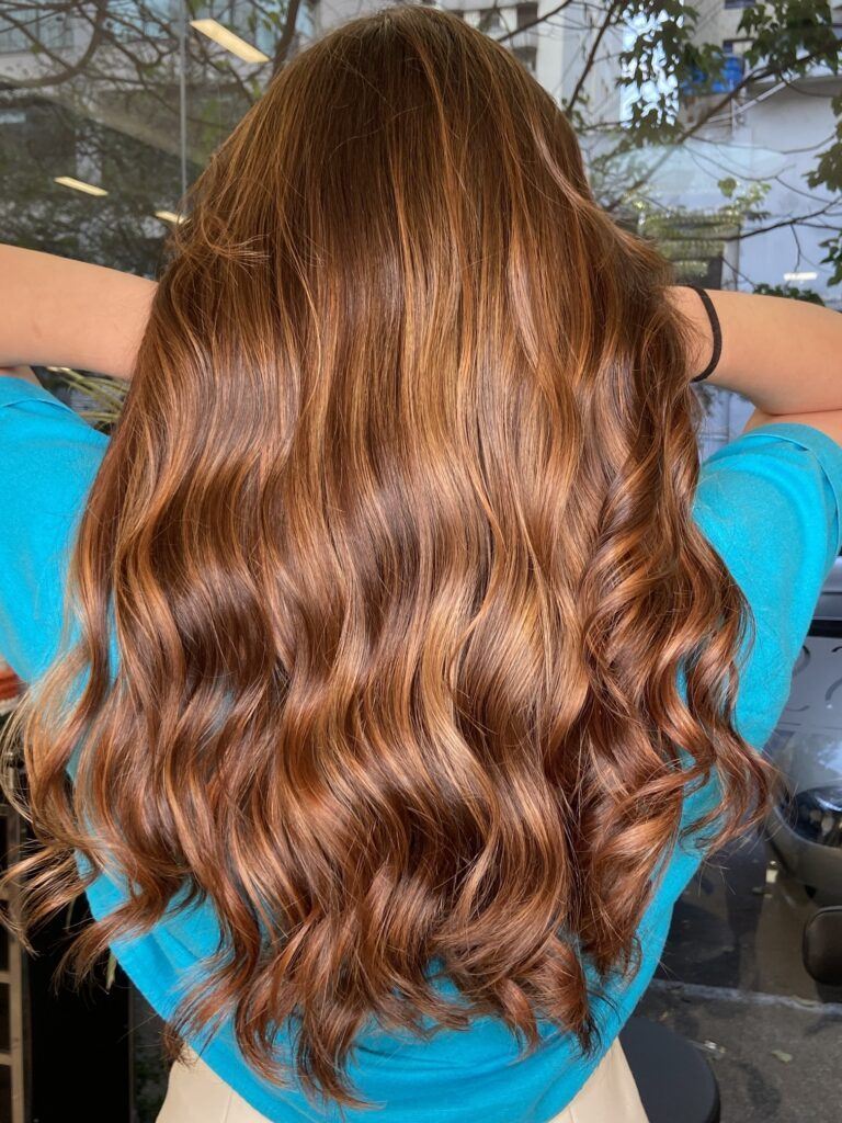 Mulher ruiva com cabelo outono quente