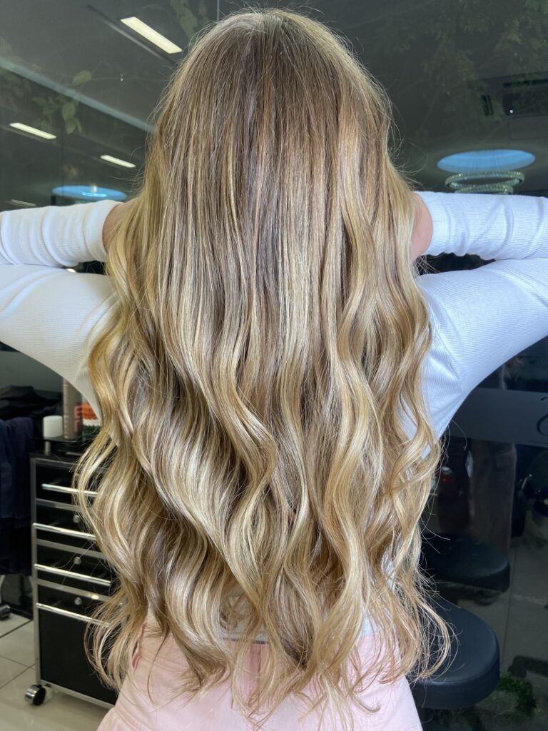 Mulher loira com cabelo primavera quente