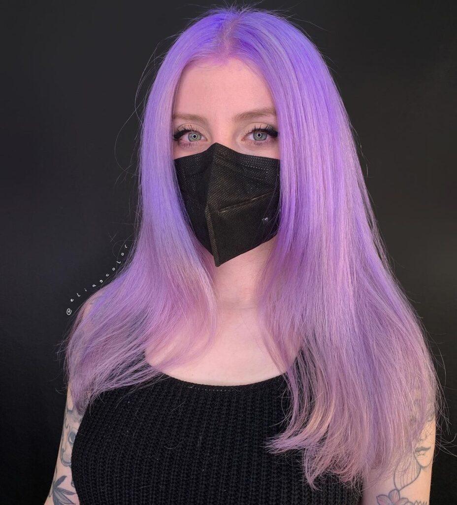 mulher com cabelo lilás liso longo