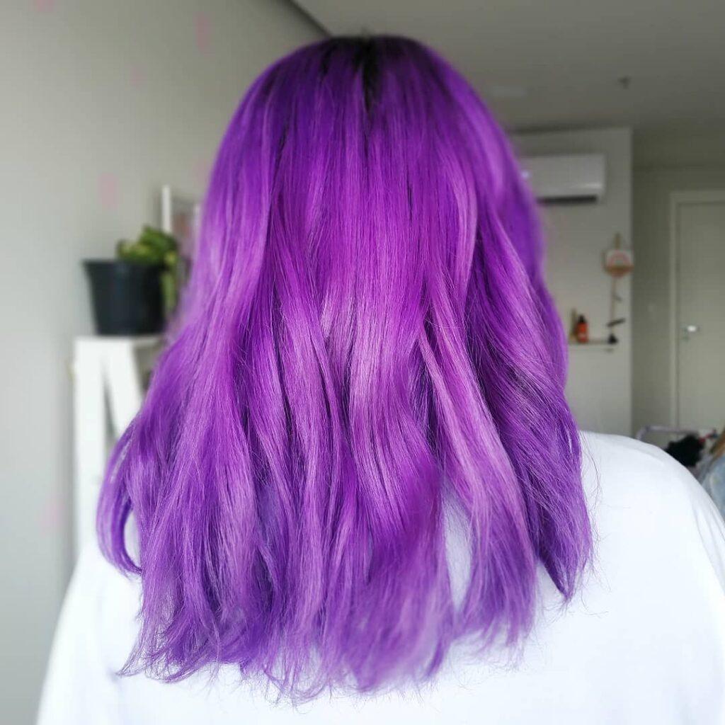 mulher com cabelo violeta liso medio