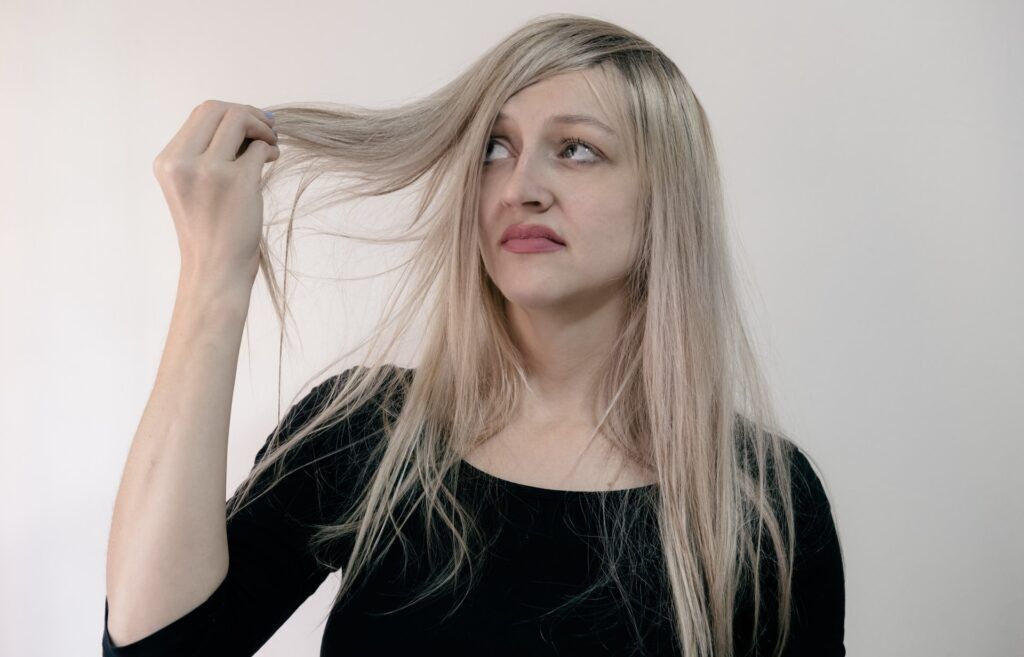 Mulher de cabelo loiro liso seco