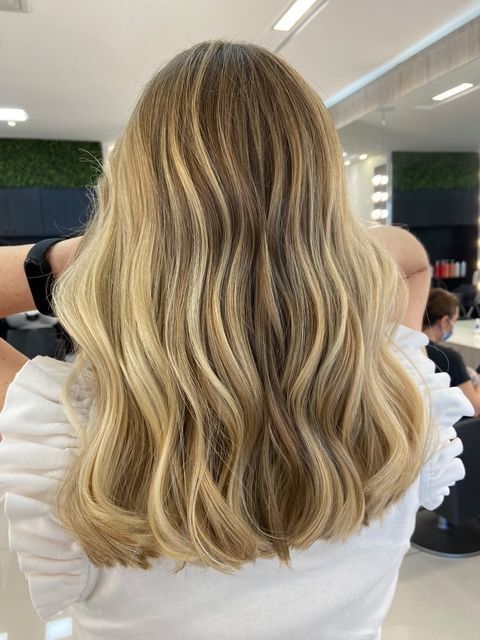 Mulher loira com cabelo verão claro
