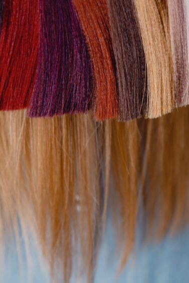 Diferentes amostras de tons de cabelo e fundos de clareamento para colorimetria capilar