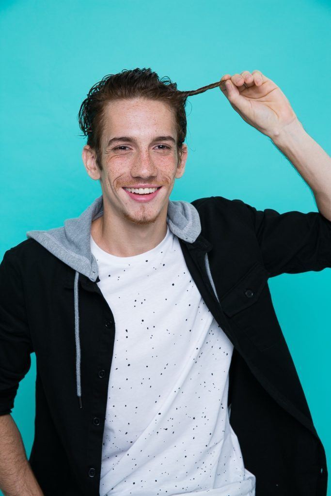 como enrolar o cabelo masculino