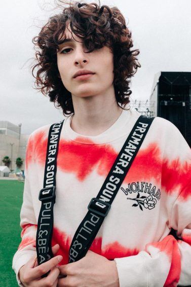 homem com cabelo médio cacheado