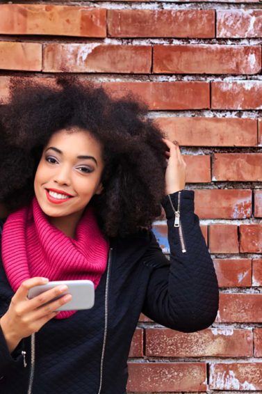 modelo com cabelos crespos para matéria sobre como desembaraçar cabelo crespo