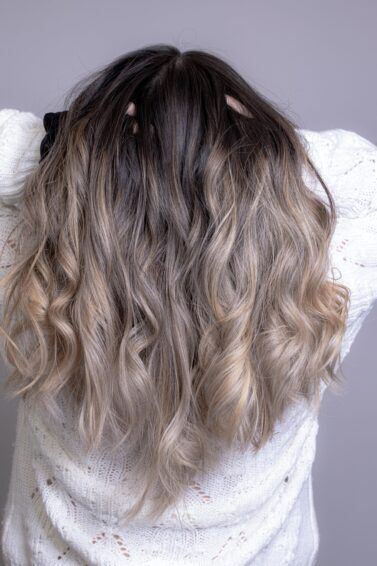 mulher com cabelo acinzentado de costas