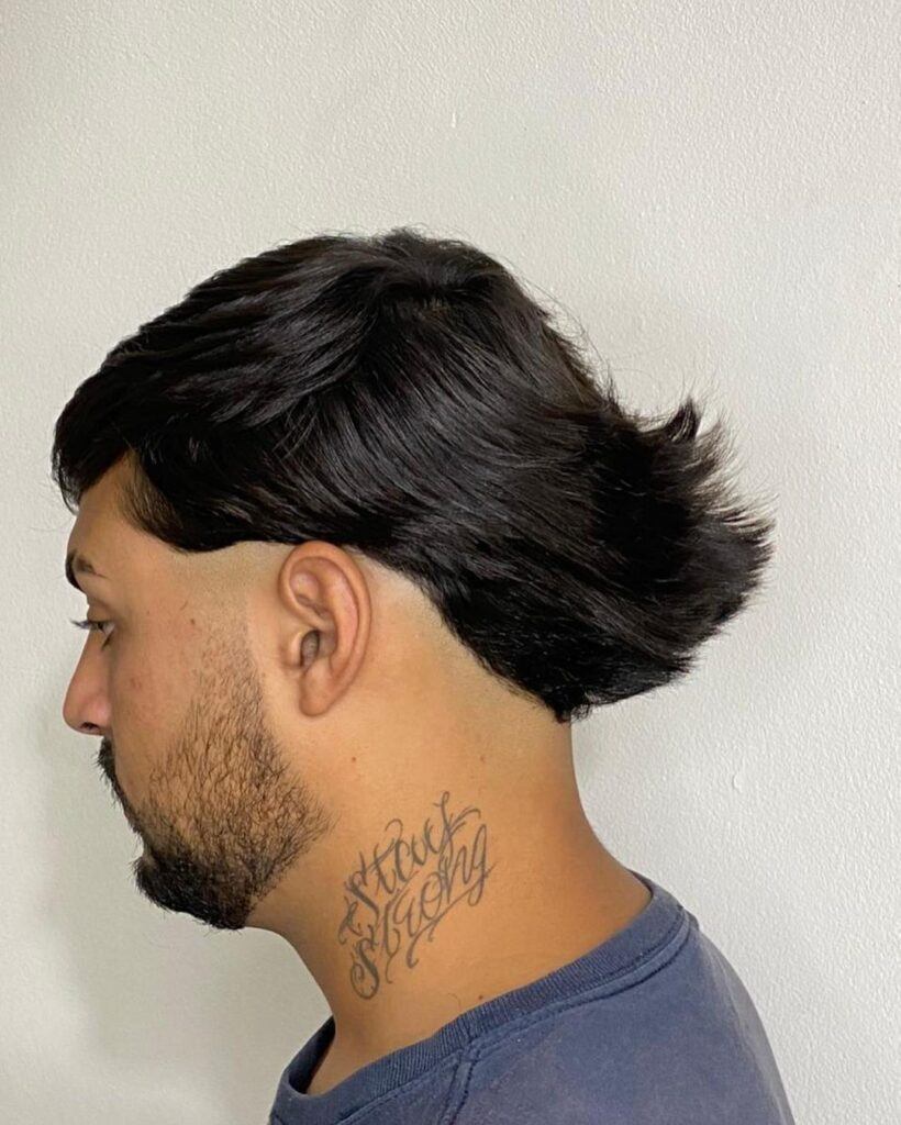 Homem com o corte de cabelo maracá