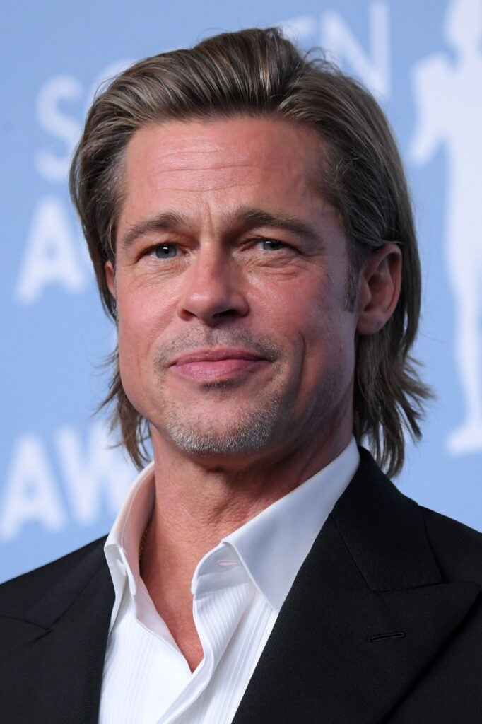 homem com rosto quadrado usando cabelo médio repicado