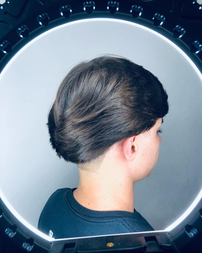 Homem com o corte maracá no cabelo