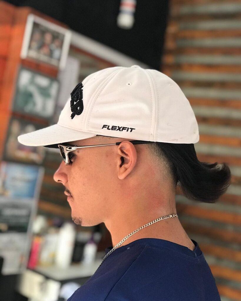 Homem com o corte maracá no cabelo