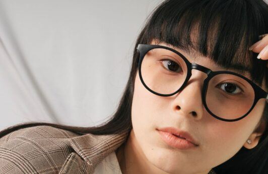 Os cortes de cabelo que mais combinam com o seu modelo de óculos