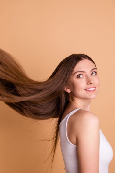 mulher com cabelo longo liso