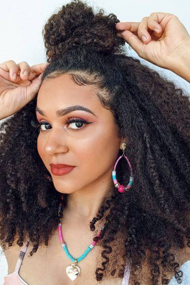 mulher com cabelo cacheado definido com fitagem