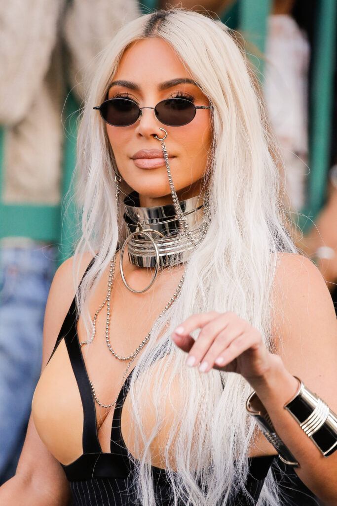 kim kardashian com cabelo cinza platinado longo