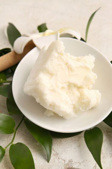 manteiga de karité em um prato branco