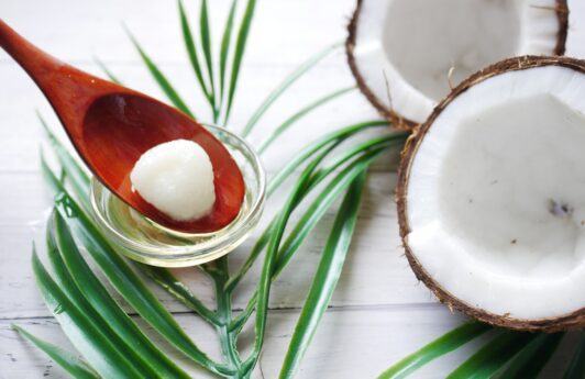 Aprenda como usar o óleo de coco nos cabelos e saiba quais são seus benefícios