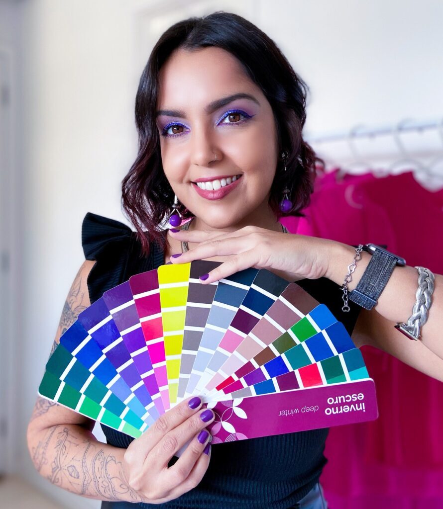 Consultora de estilo Camila Luz segura cartela de cores pessoal