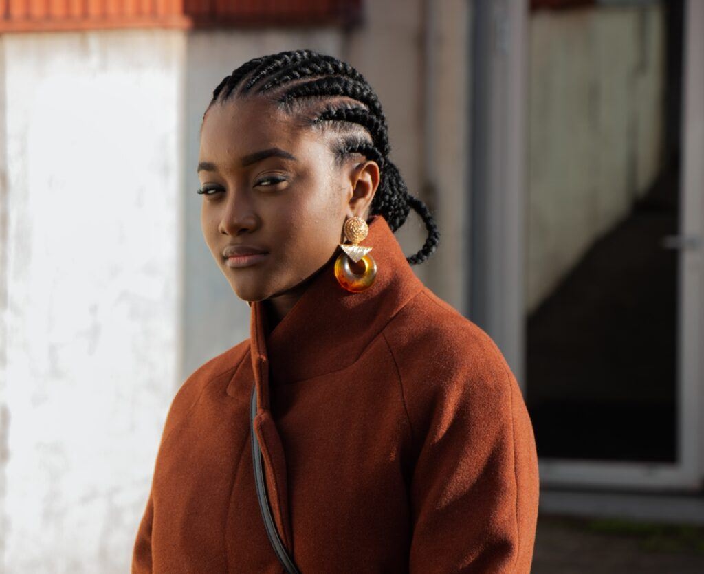 mulher com trança raiz no cabelo crespo
