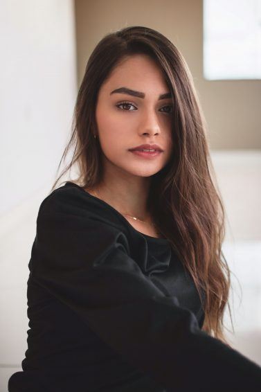mulher com cabelo longo castanho liso