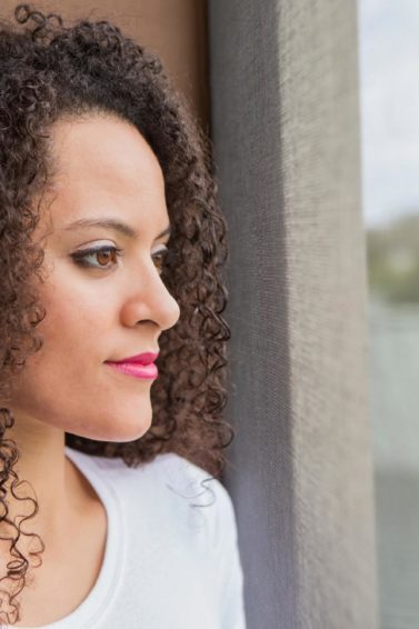 produtos para diminuir o volume dos cabelos crespos: modelo com cabelo crespo