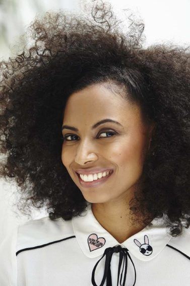 Mulher com cabelos cacheados no estilo black power