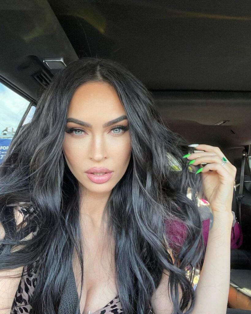 megan fox com cabelo longo em camadas