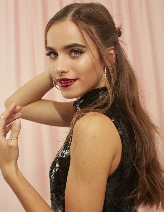 Mulher de rosto quadrado com cabelo semipreso e solto