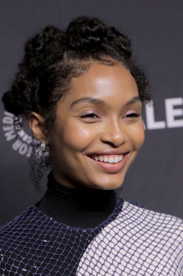 Atriz Yara Shahidi com penteado bantu knots que valoriza o rosto quadrado