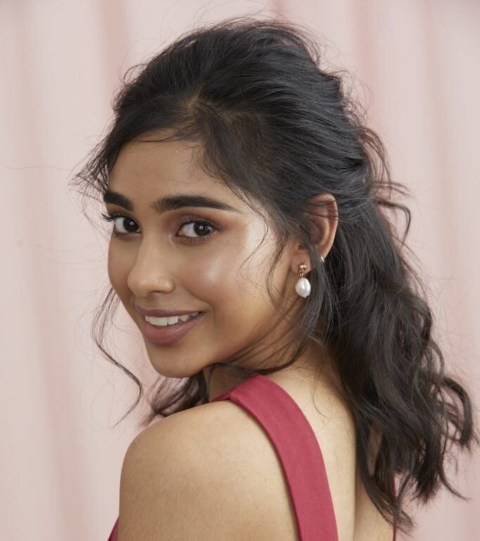 Mulher de rosto quadrado com penteado semipreso volumoso na raiz
