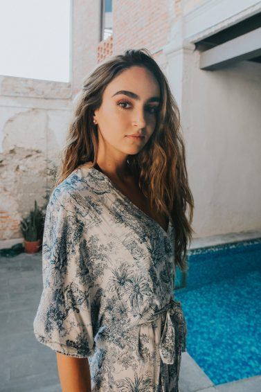 mulher com cabelo ondulado longo castanho